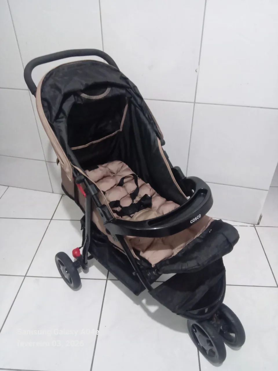 Carrinho de bebê cosco semi Novo unissex  - Foto 3