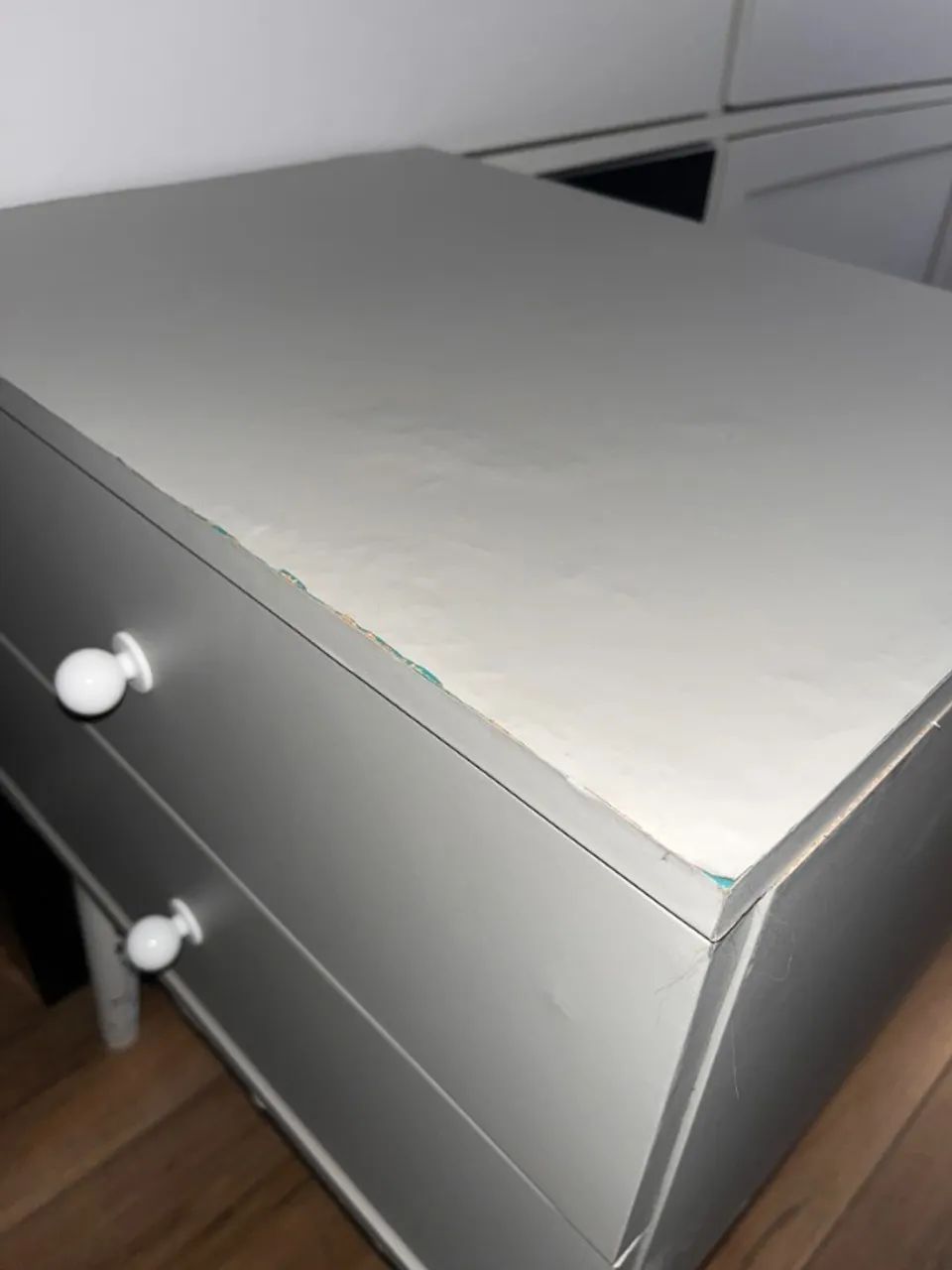 Mesa de cabeceira adesivada - Foto 2