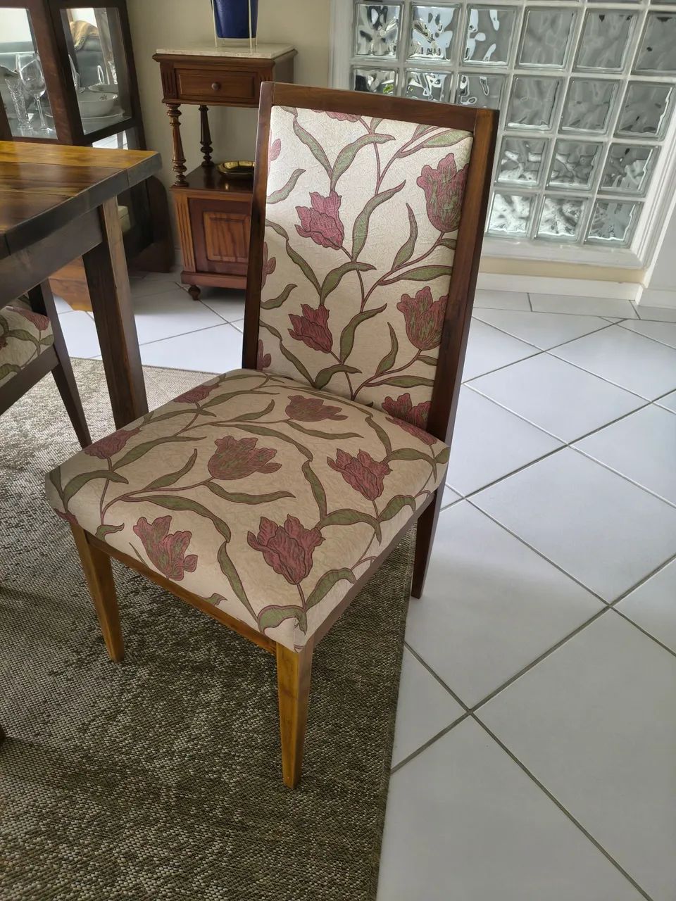 Mesa de madeira com 6 cadeiras  - Foto 3