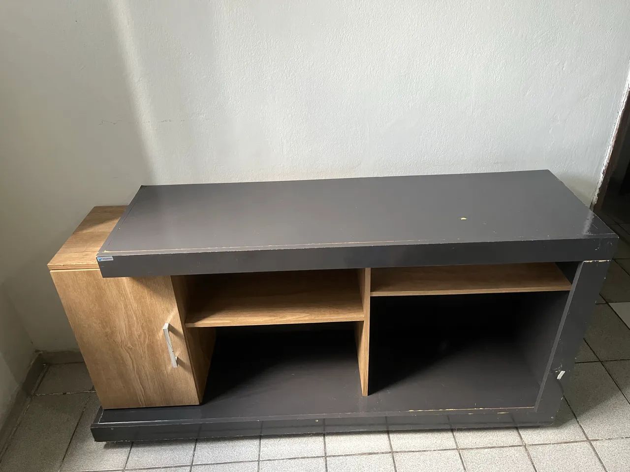? Rack para TV com amplo espaço para aparelhos, objetos e decoração! 