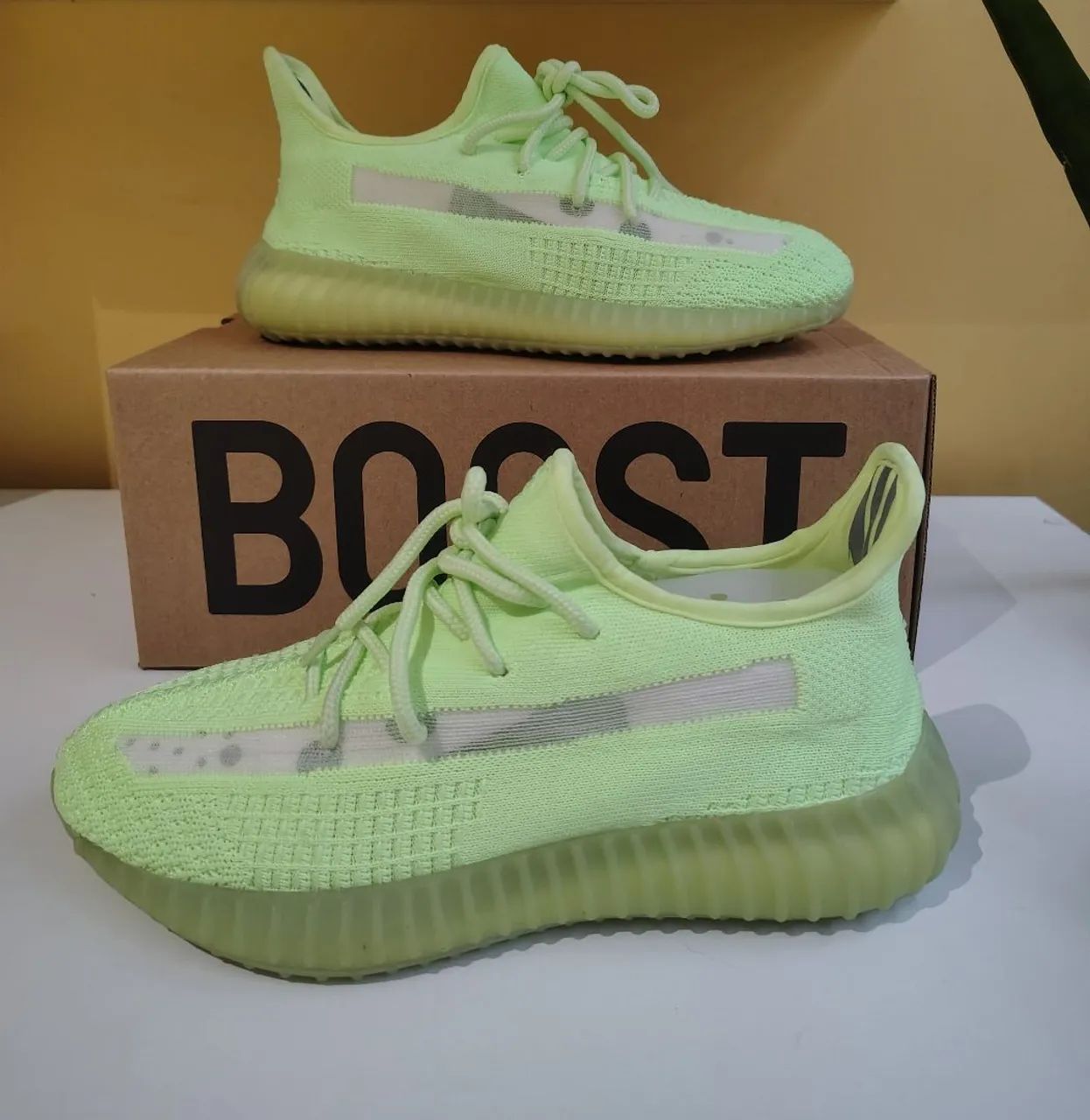 Tênis Yeezy boost glow in the dark - Foto 2