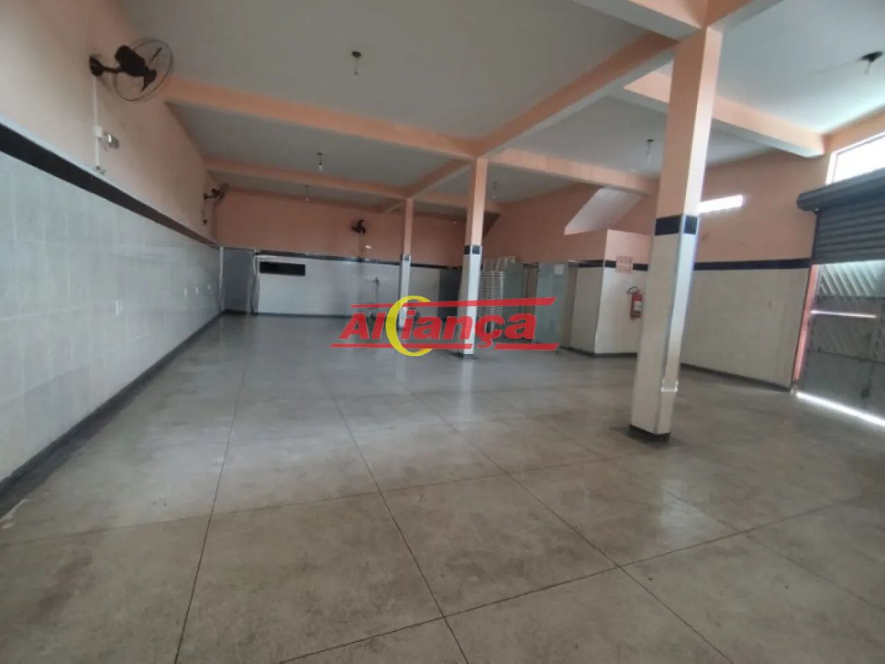 CASA DE ESQUINA COM SALÃO COMERCIAL - Foto 5