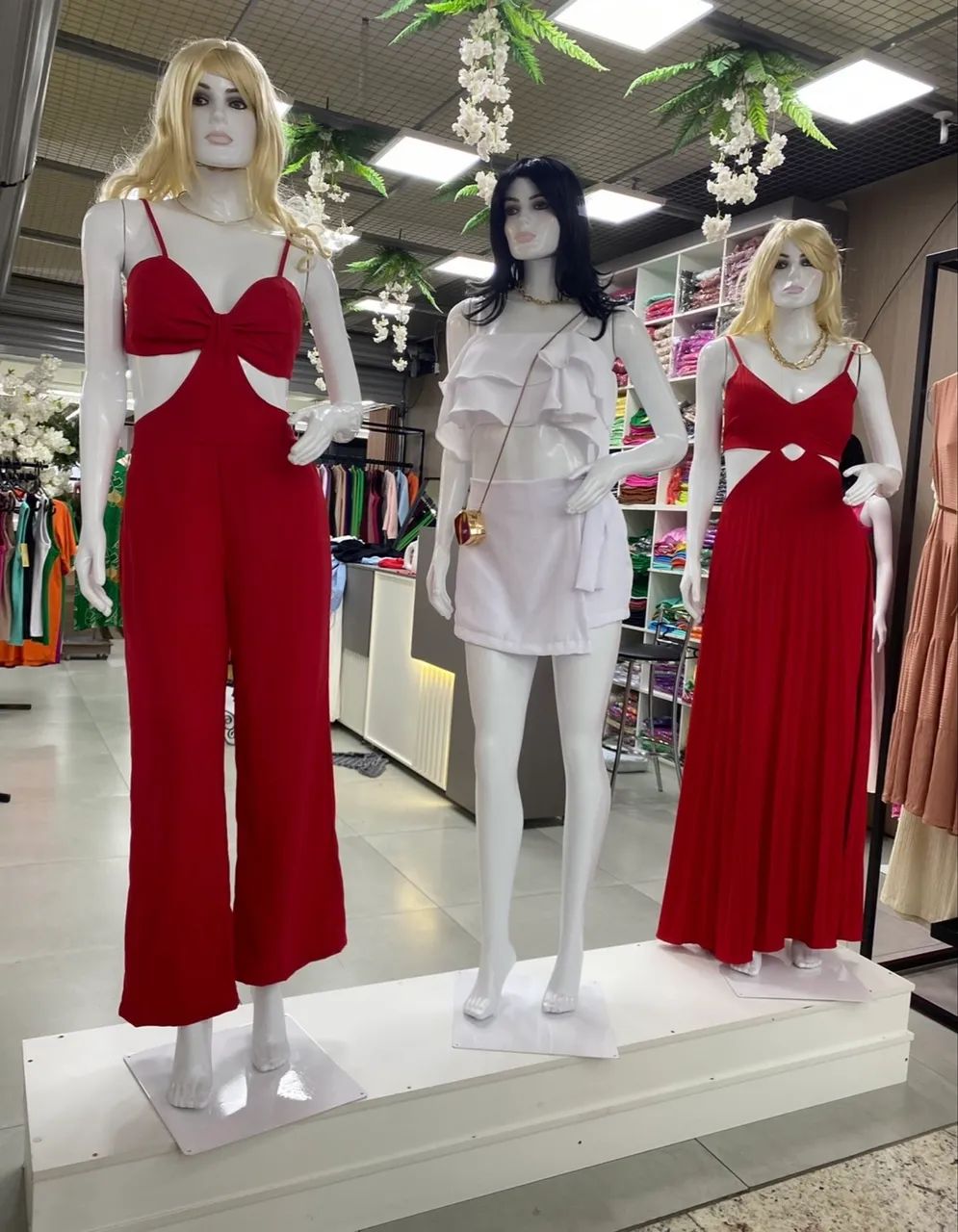     LOJA COMPLETA | 2 BALCÕES 2M + 6 NICHOS + 15 MANEQUINS - Foto 4