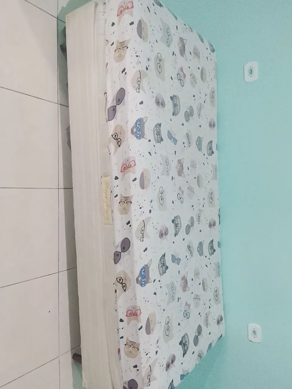 Cama com colchão solteiro...Preço pra sair hoje.
