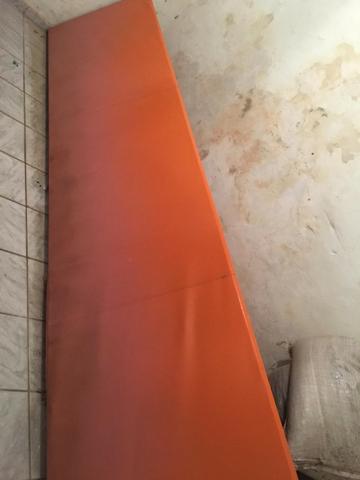 Toldo laranja vertical com estrutura de ferro