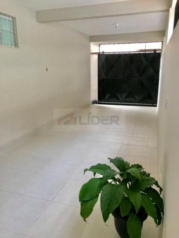 Casa com Ampla Área Sobre Dois Lotes (Esquina) - Foto 14