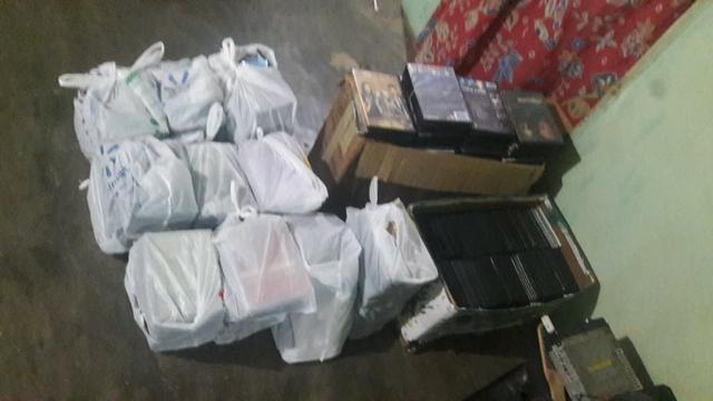 DVDs com diversos títulos de filmes