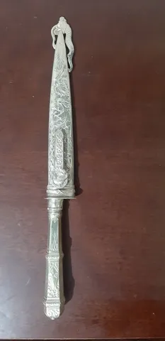 Jogo de arma de espada antiga gerado por ia ícone de punhal antigo