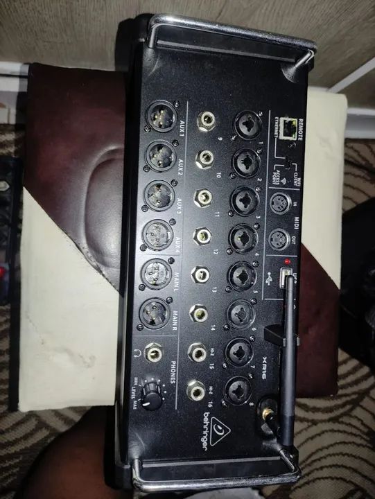 Mesa de Som Behringer Xr16