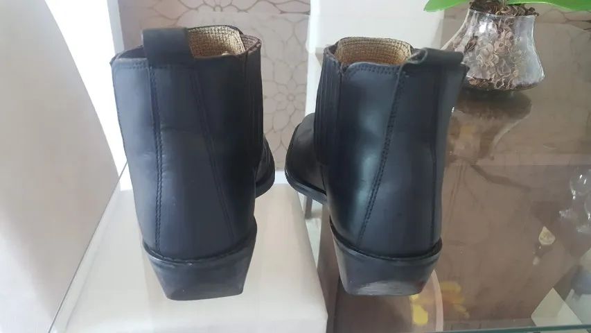 Par Botas Couro Preta Bicos Fino e Quadrado N:39/40 Seminovas !!! - Foto 3