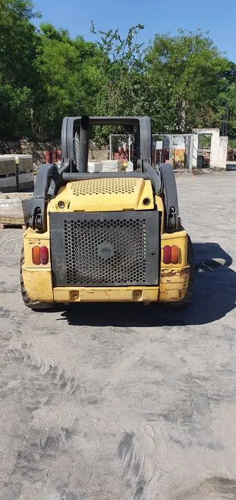 Mini carregadeira  New Holand l220 - Foto 2