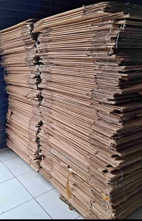 Caixa de papelão grande entrega ótima para mudança 