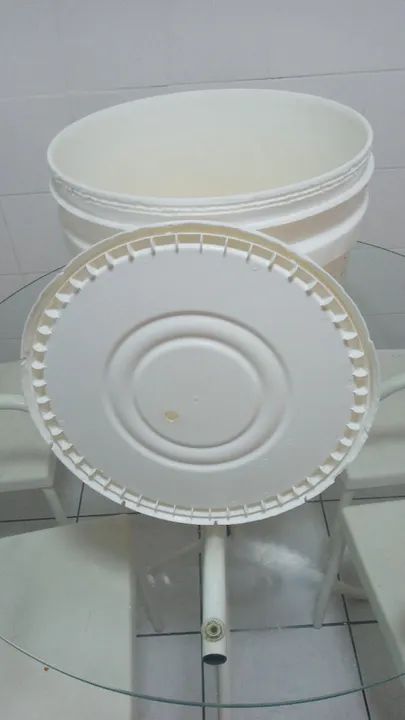 Balde alimentício 30 litros com furo - Foto 5