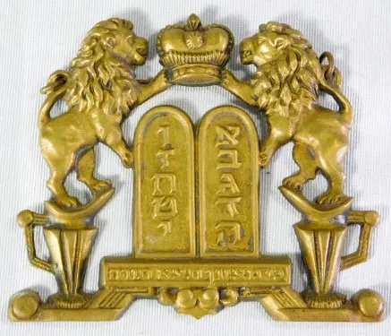 Placa Bronze Leão da tribo de Judá com dez mandamentos, decorada com ânfora leões e coroa.