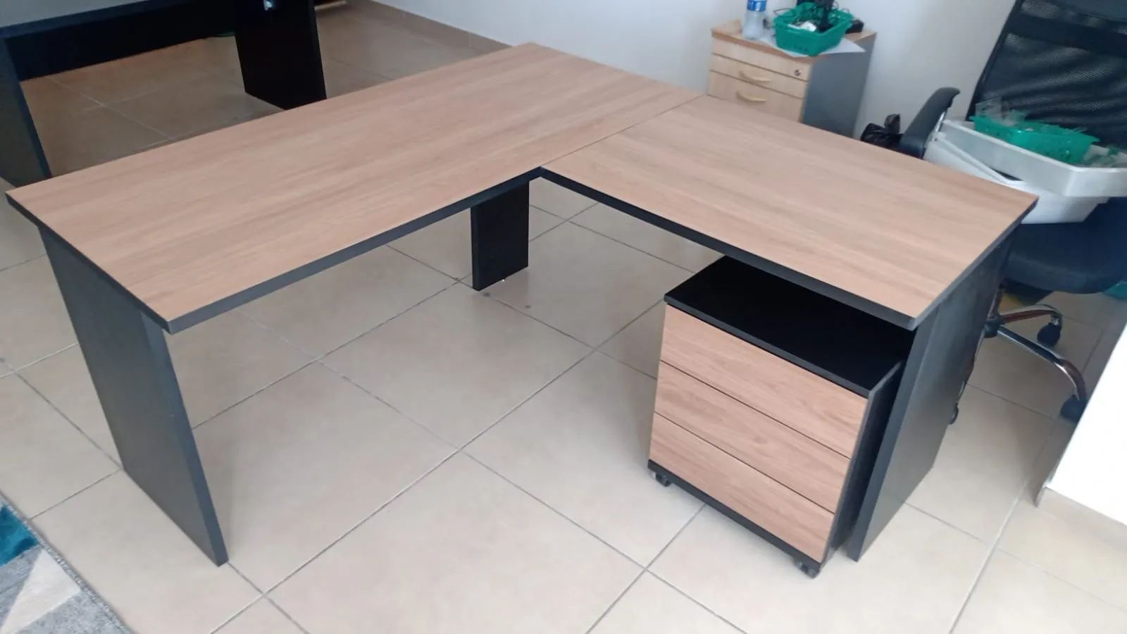 Mesa em l 2 partes amadeirada com base preta  - Foto 2
