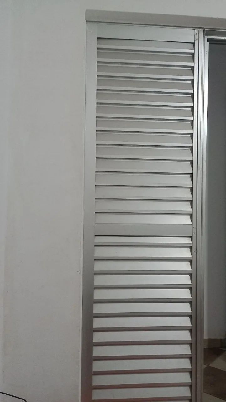 Porta de correr em Alumínio com veneziana