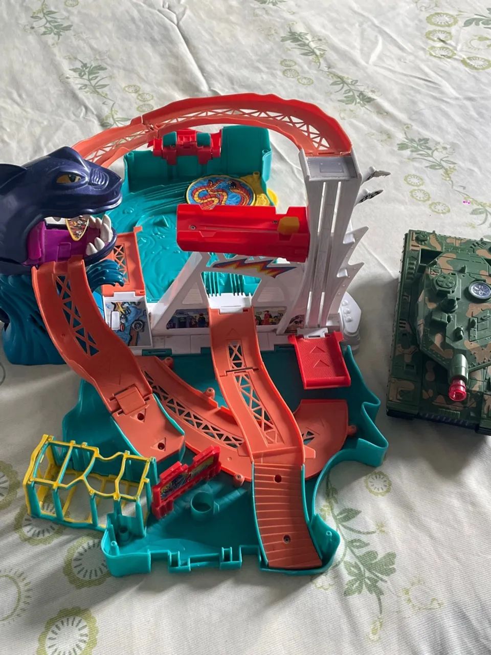 Playset Hot Wheels com Rampa e Shark Attack - Foto 2