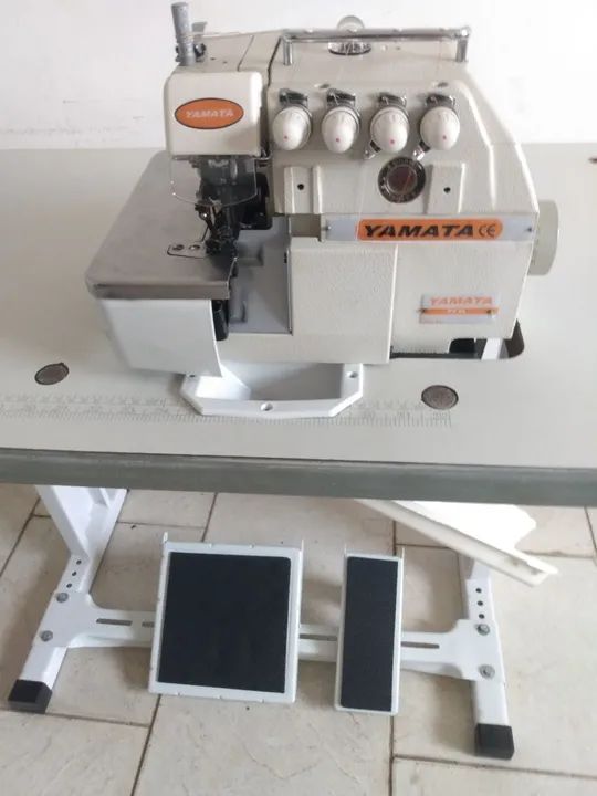 Máquina de Costura Overlock Yamata