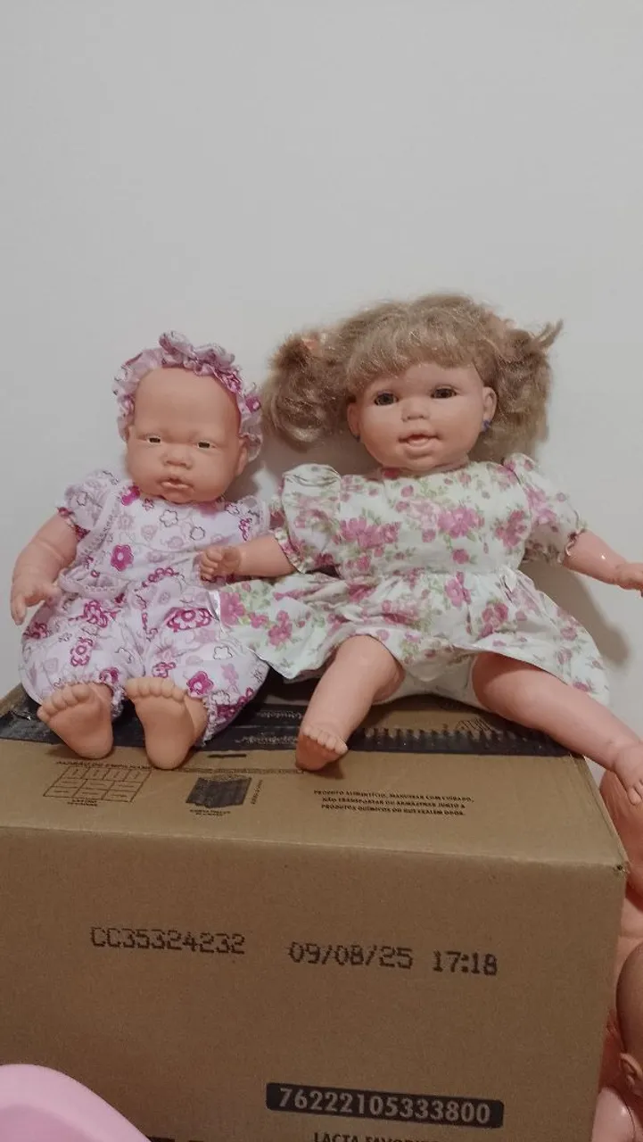 Duas lindas bonecas para brincar!