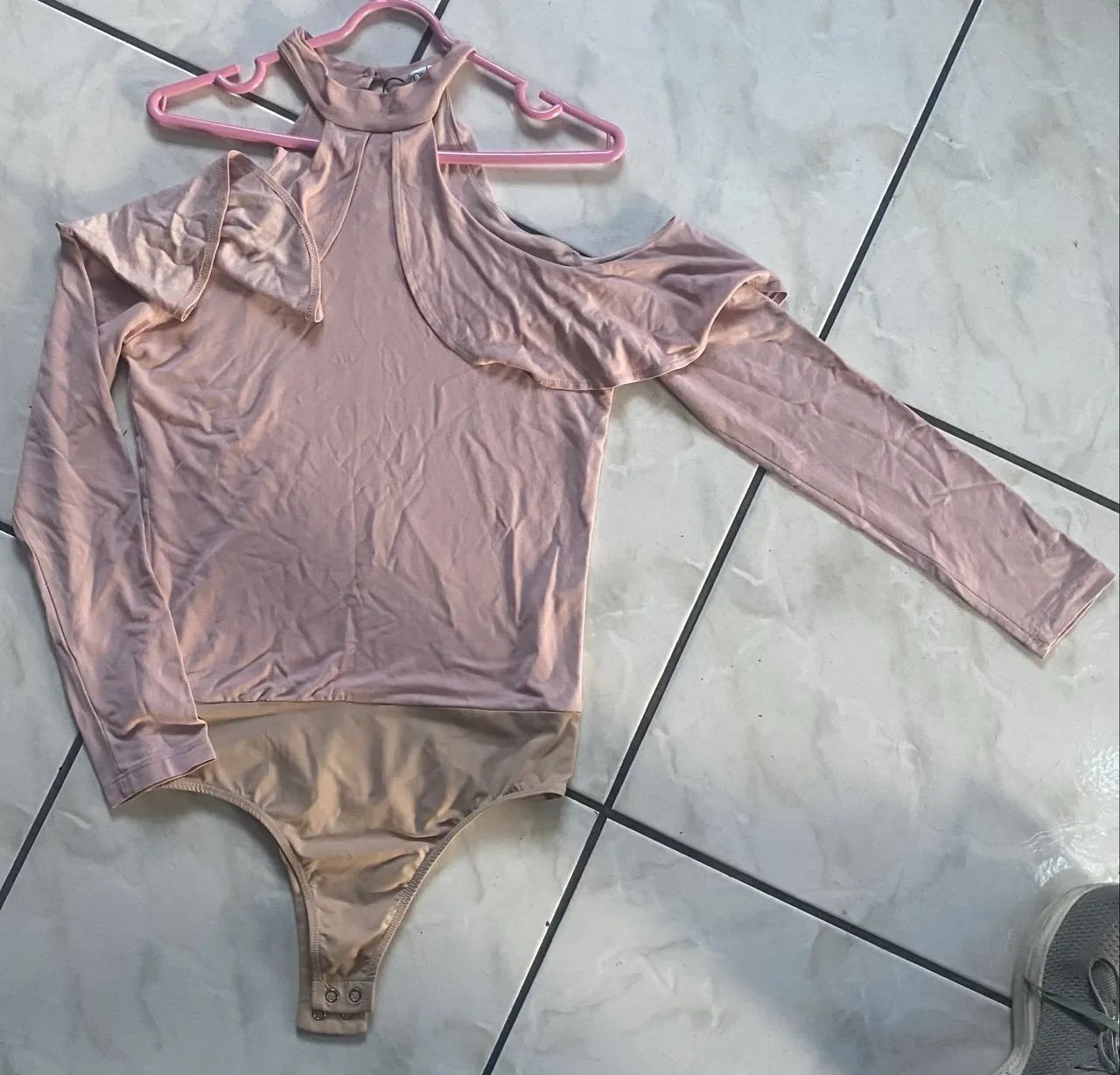 Body rosê com babado e manga vazada - R$ 24,99 - TAM P 