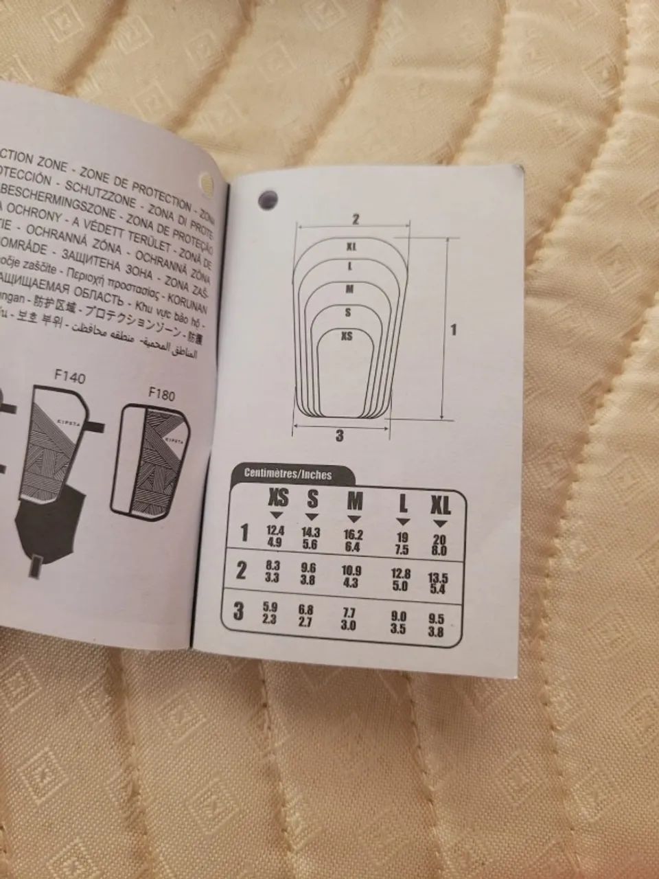 Caneleira Kipsta F180 tamanho S + meia - Foto 3