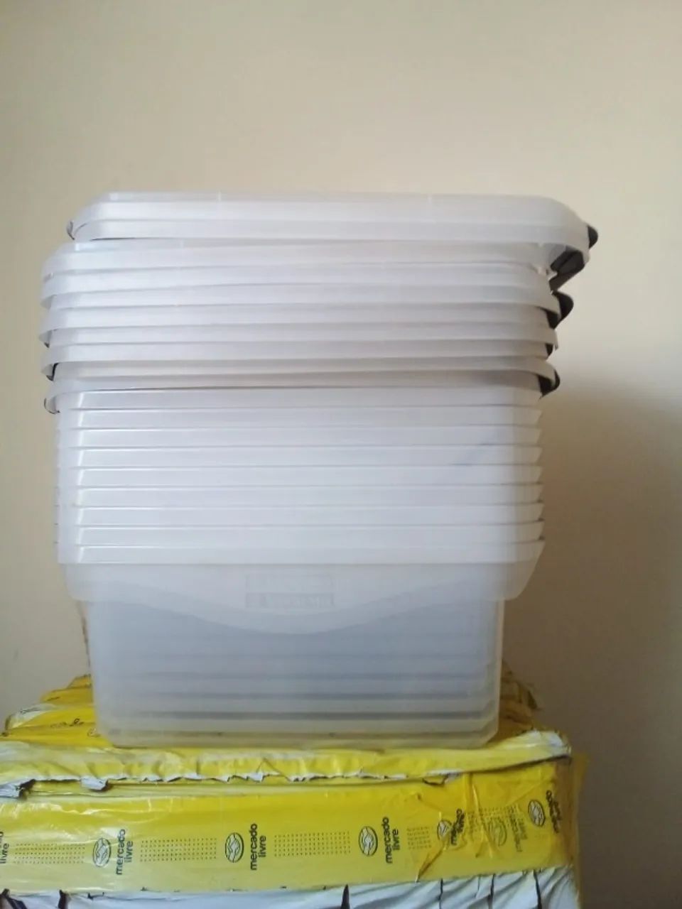 Vendo  contêiner e camisas de manga e sem mangas. - Foto 2