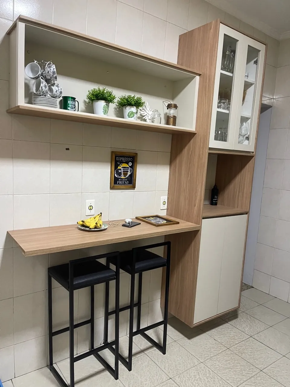 Armário + nicho + balcão + 2 banquetas 