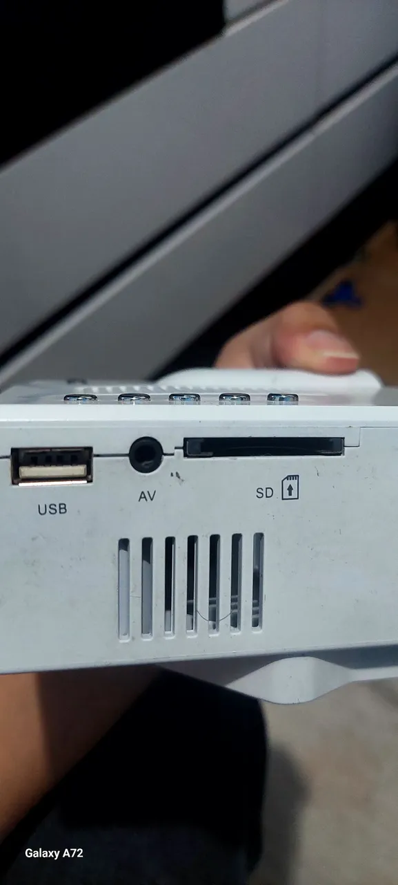 Projetor Multimídia com Entrada USB, SD e AV