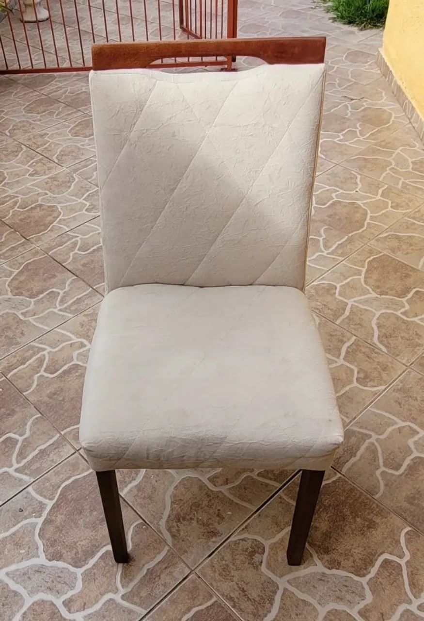 Conjunto com duas cadeiras estofadas