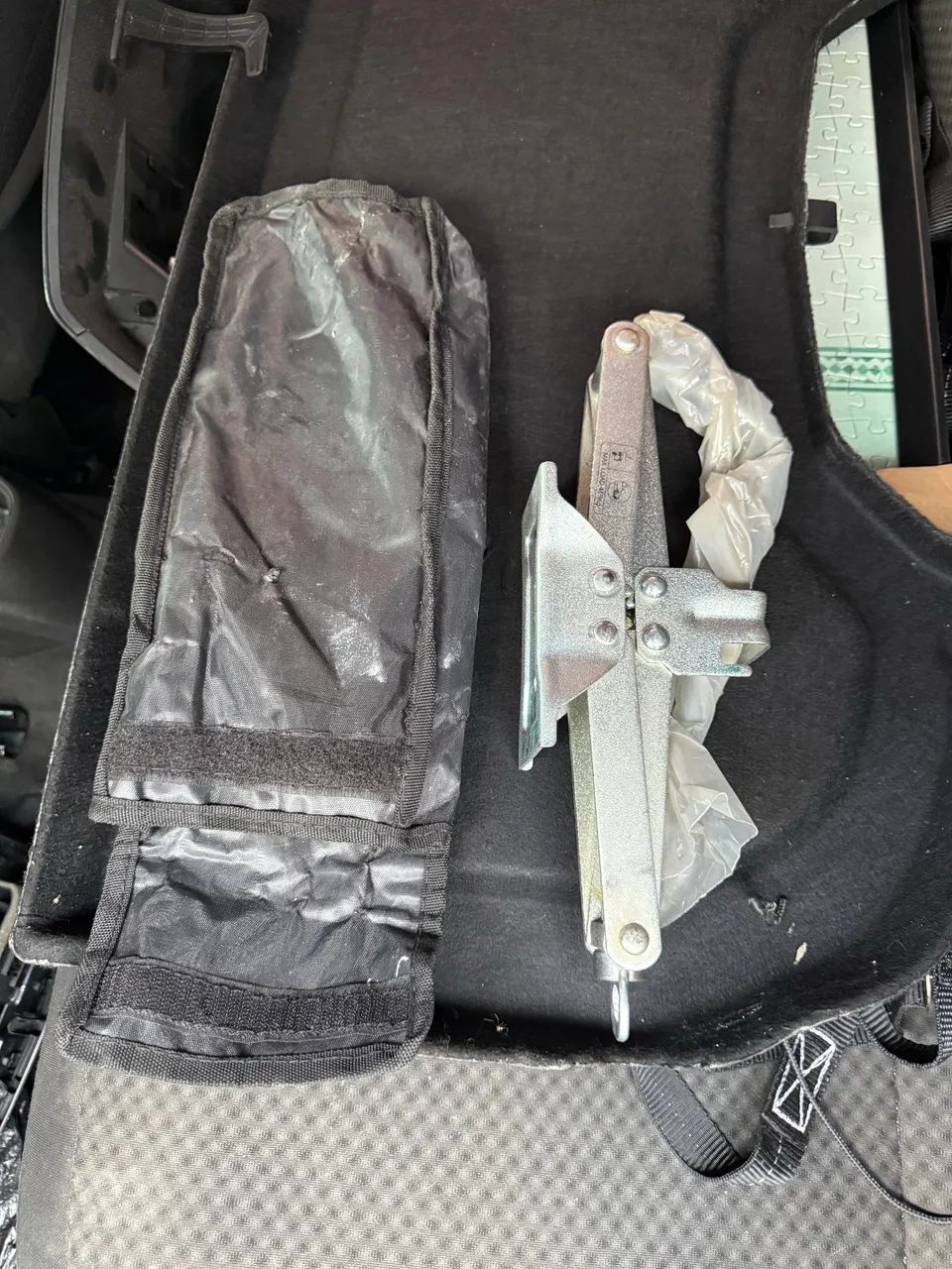 Kit com Macaco e chave de Rodas do Kwid 2021 