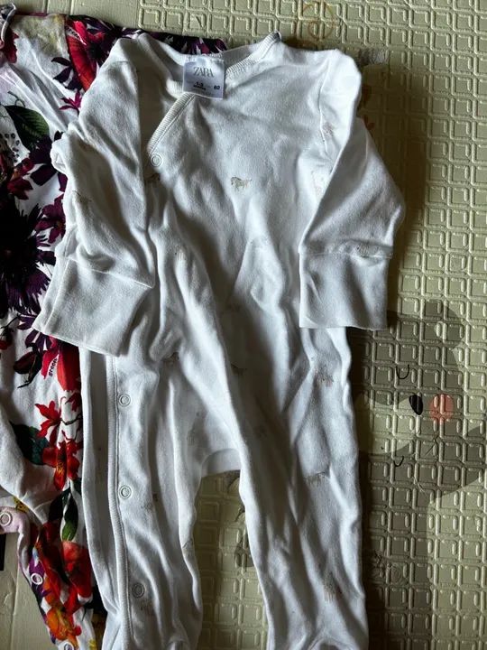 Kit com 2 macacões - 1 a 3 meses - Foto 2