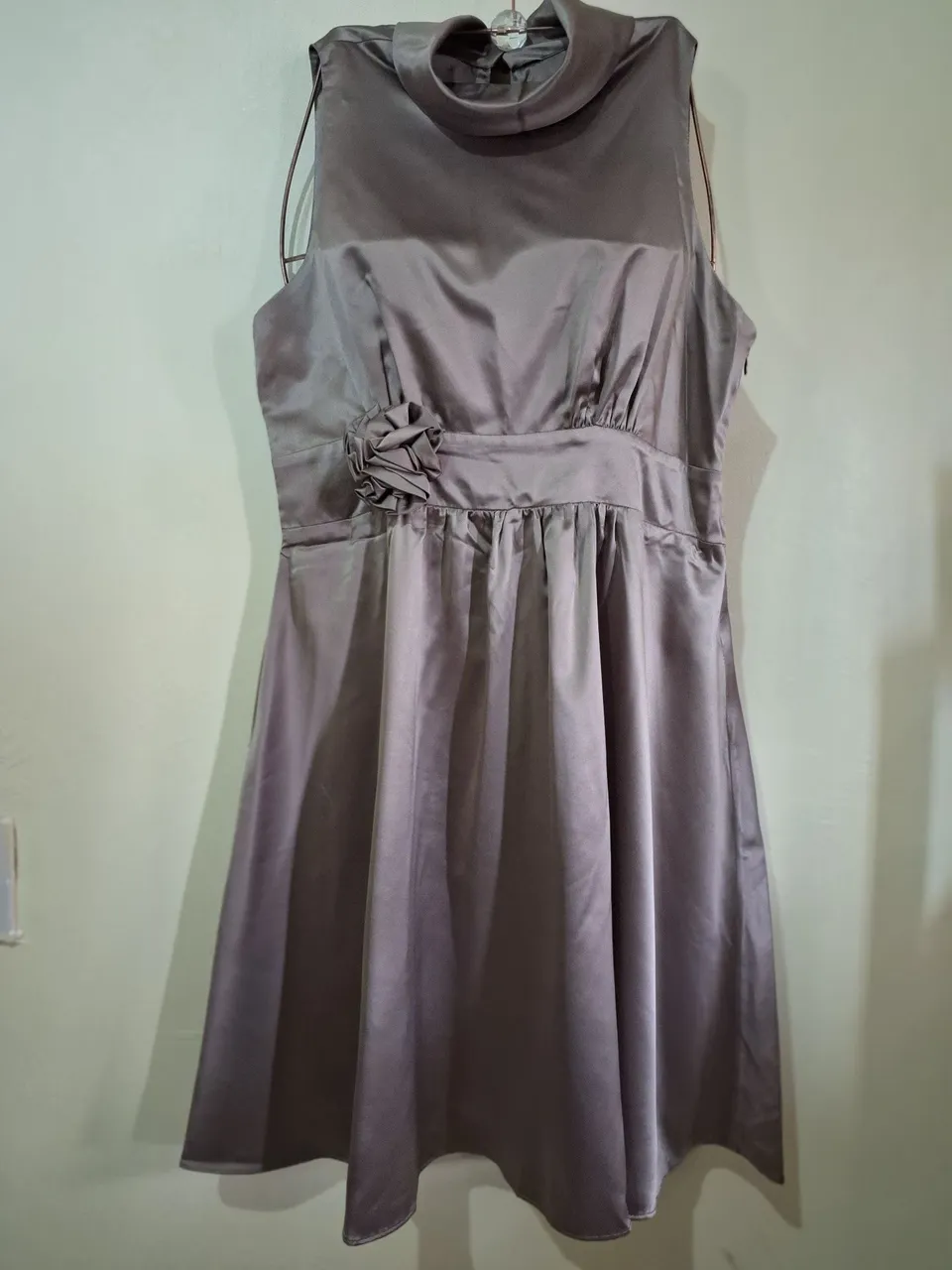 Vestido de Festa Elegante Cinza com Detalhe Floral