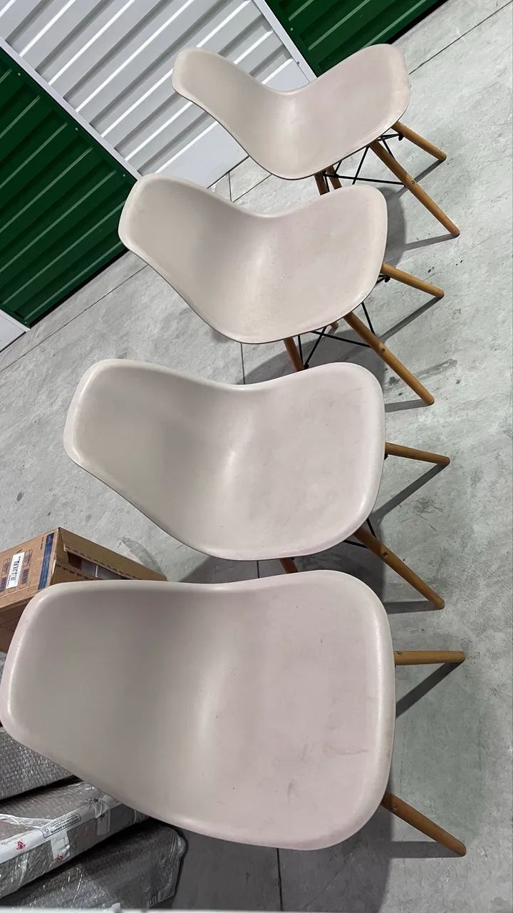 Conjunto 4 Cadeiras eames rosa jantar base Madeira 