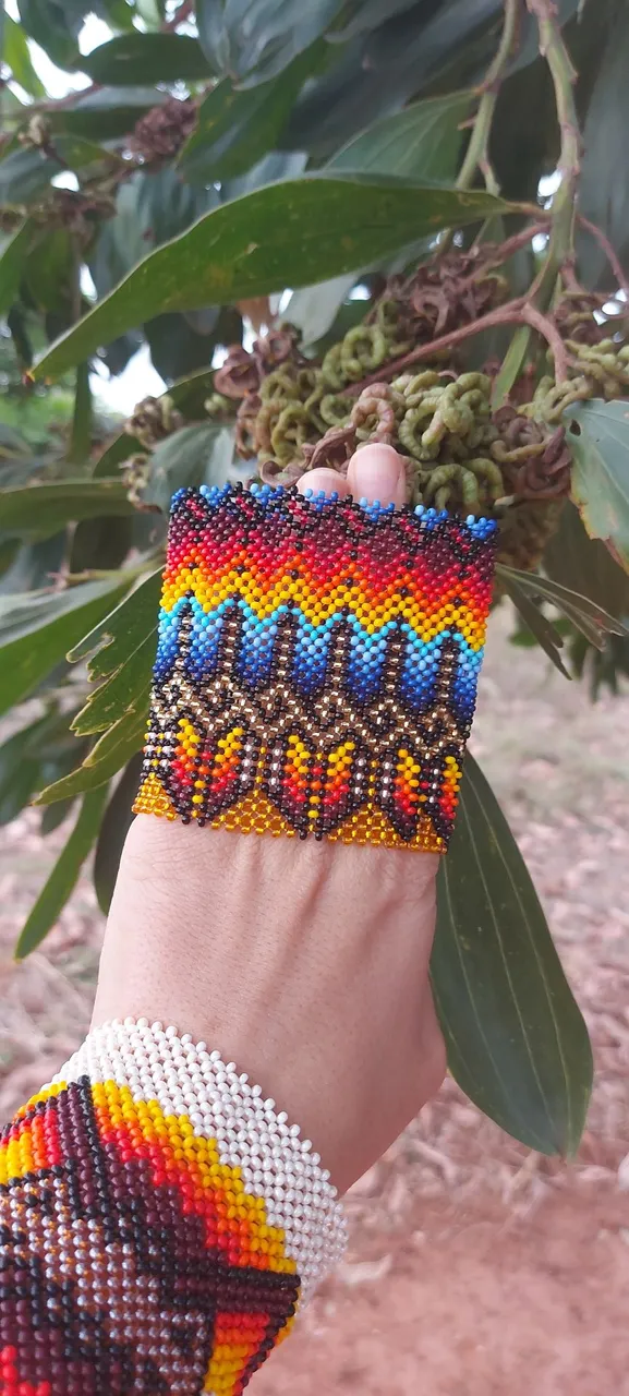 Pulseira Artesanal de Miçangas Coloridas