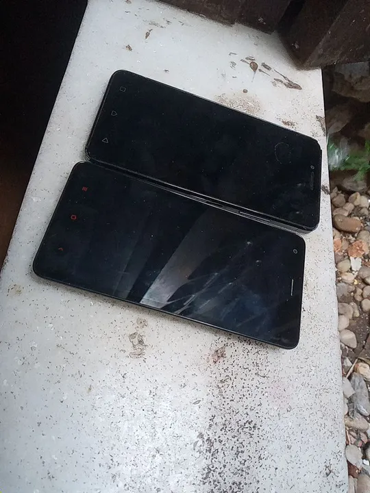 Dois Smartphones - p/ retiradas de peças