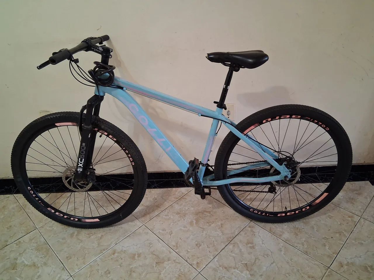 Bicicleta Colli Aro 29 em perfeito estado, manutenção em dia.