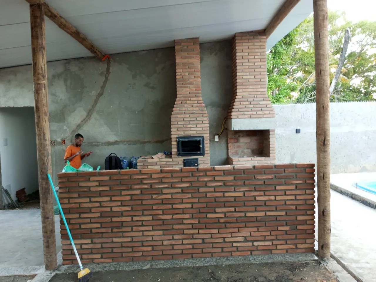 Churrasqueira de tijolos e reforma de residência