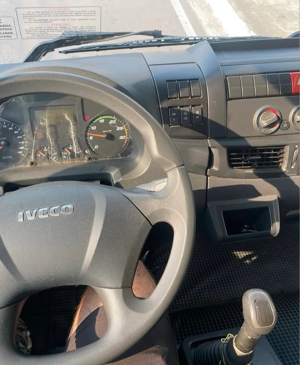 IVECO  240e28  Baú  - Foto 4