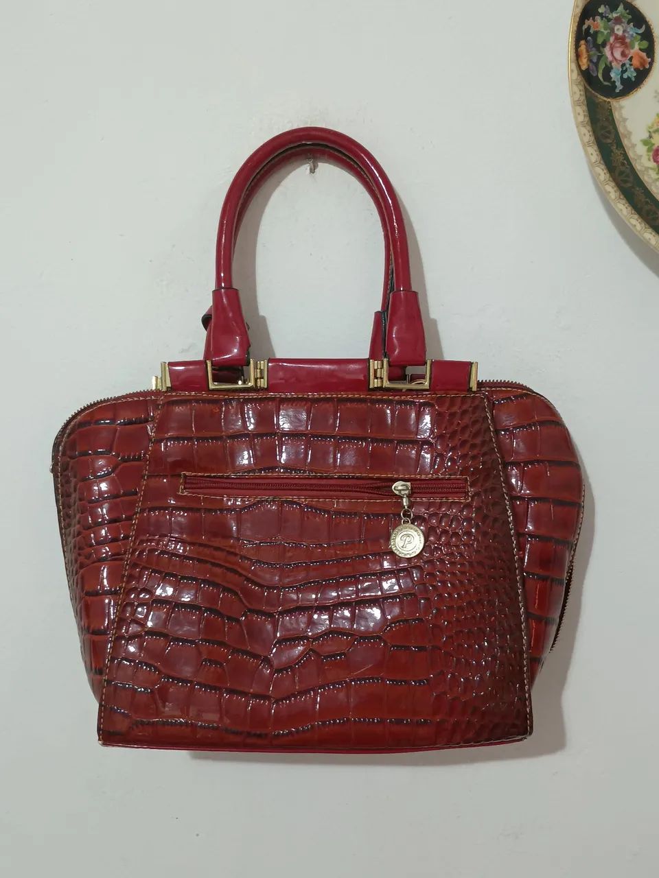 Bolsa de mão vermelha com textura croco - Foto 3