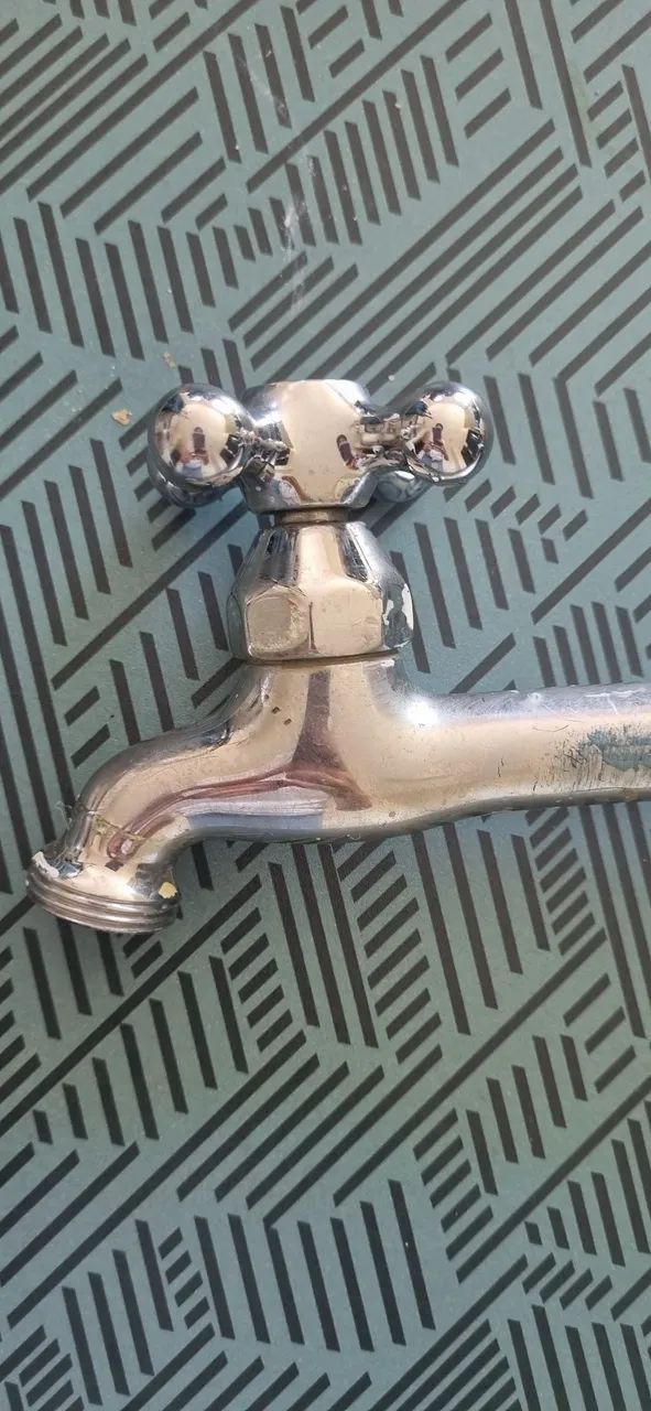 Torneira de Parede Cromada