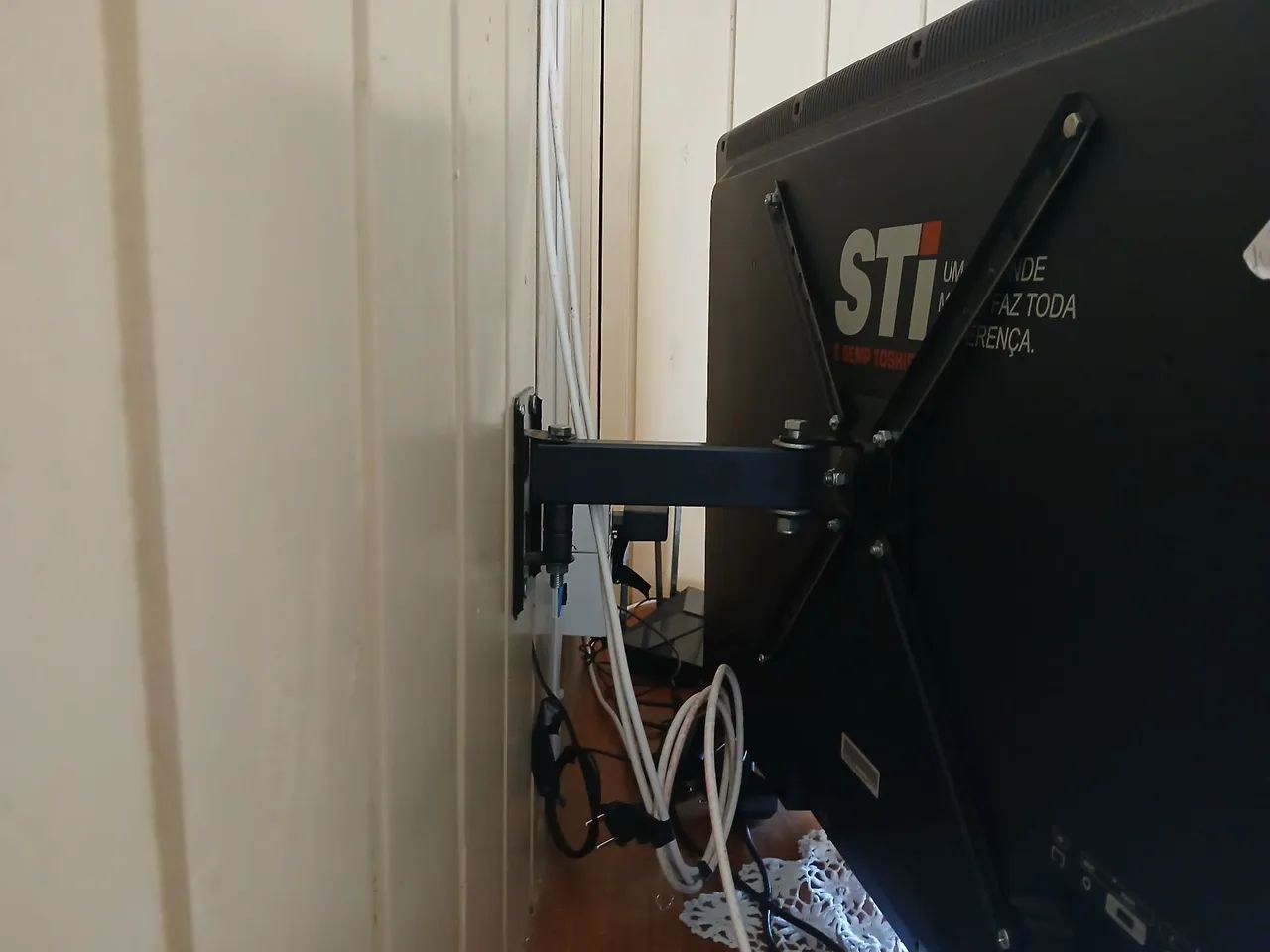 Vendo Tv Semp Toshiba 43",acompanha suporte articulado  - Foto 4