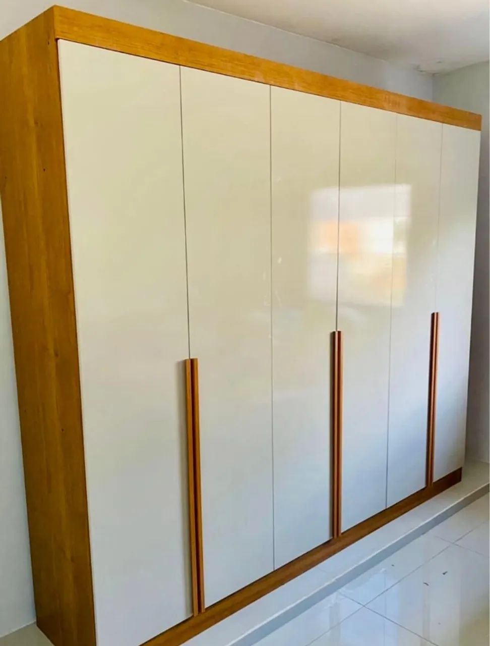 Guarda-Roupa Moderno com Design Elegante
