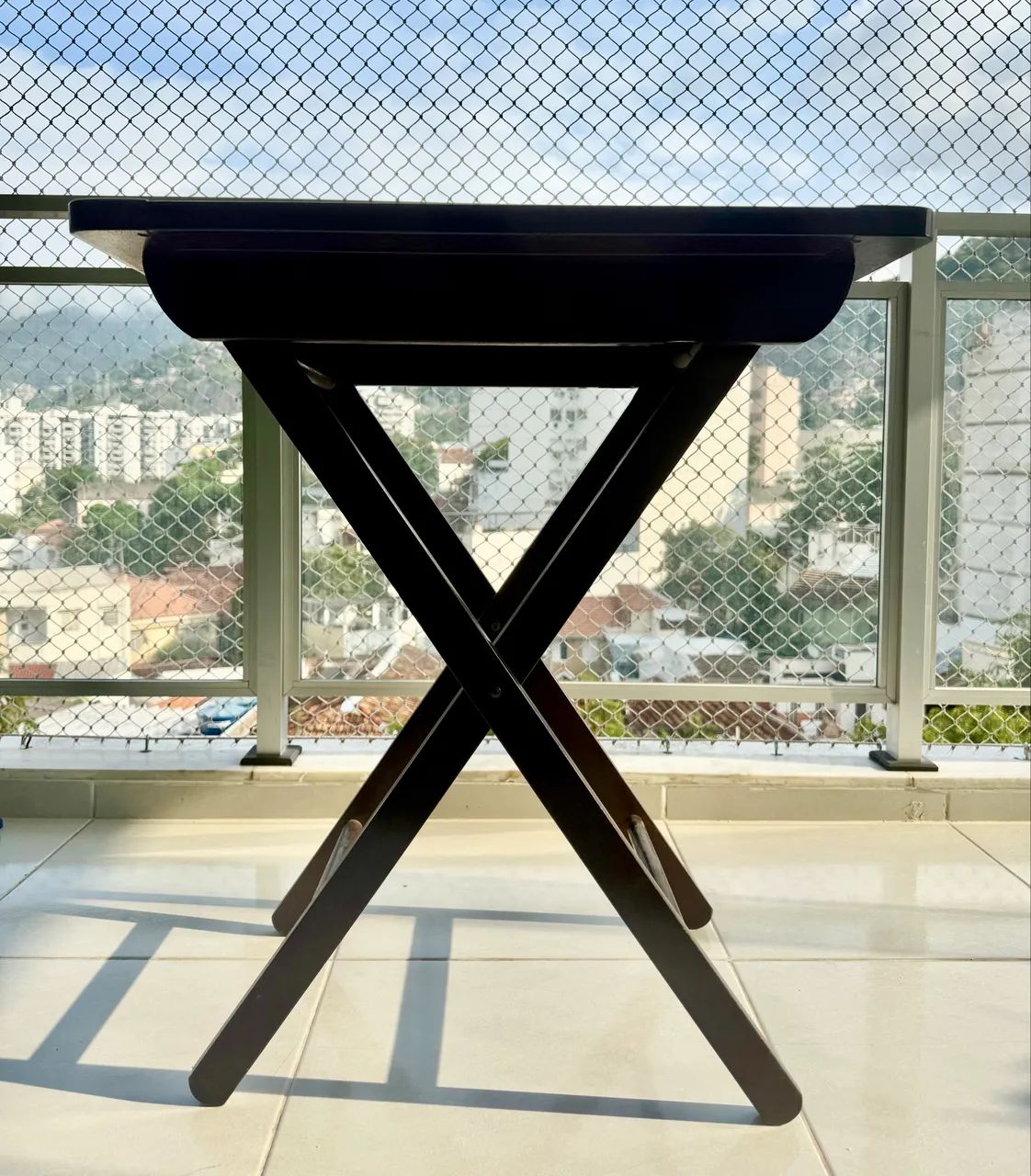 Conjunto de mesa com 4 cadeiras dobráveis em madeira  - Foto 3
