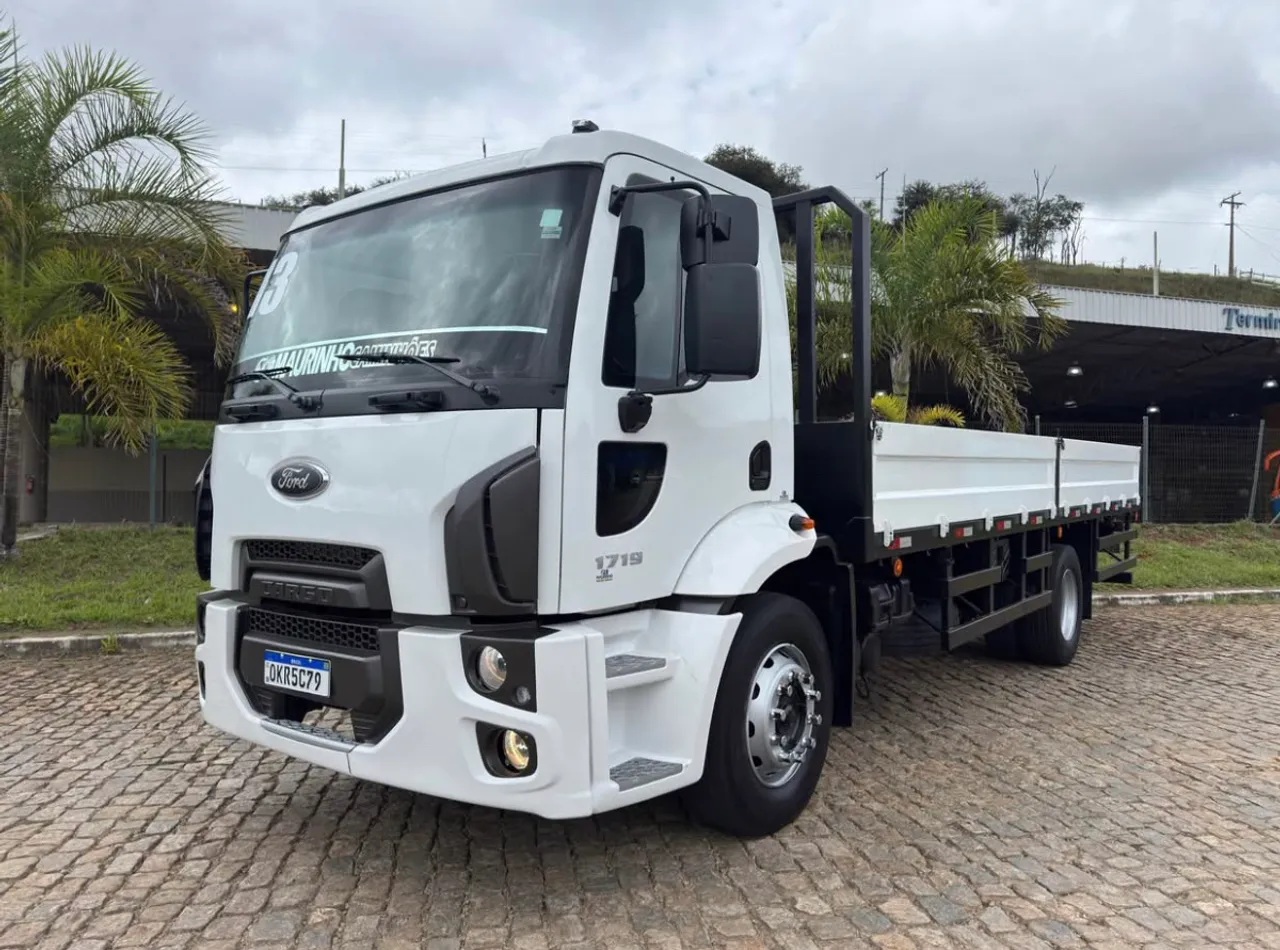 Caminhão Ford Cargo 1719 - Único Dono