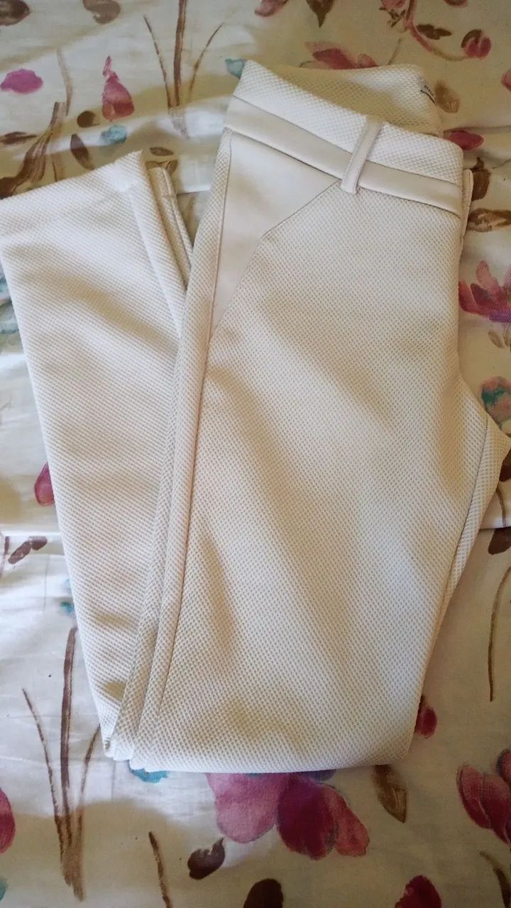 Calça branca feminina de tecido leve - Foto 2