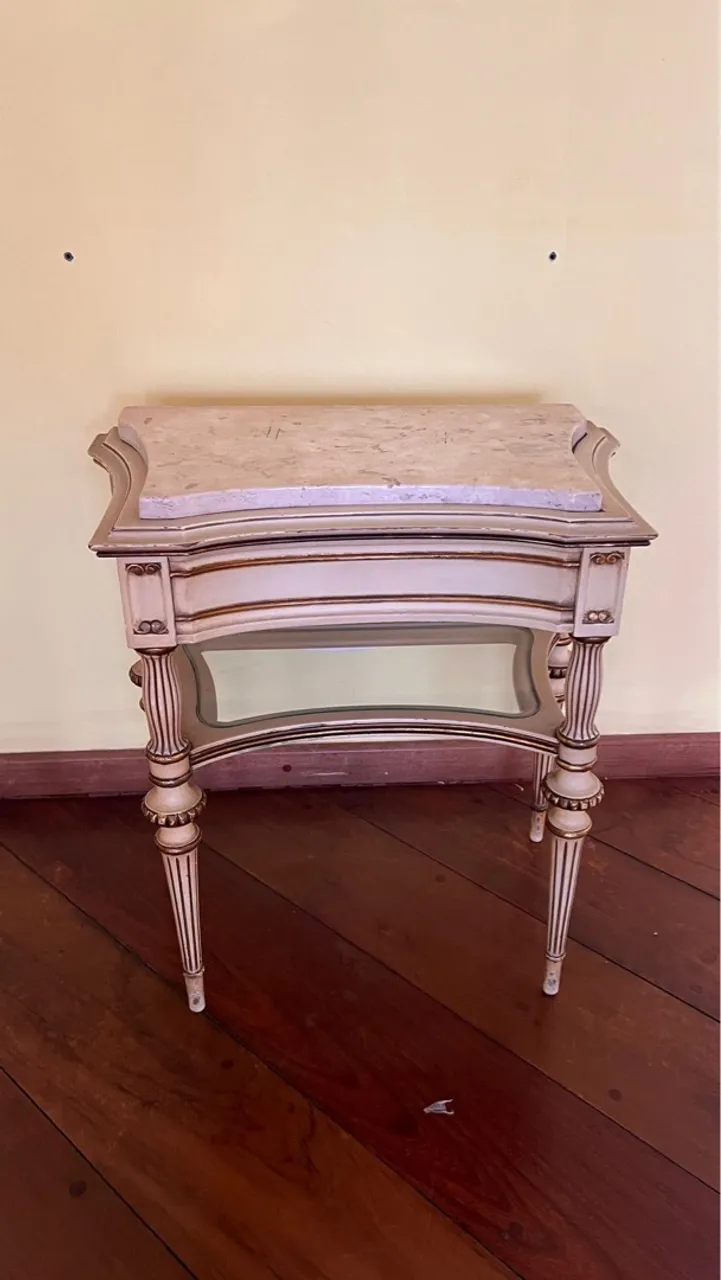 Mesa lateral no estilo Luís XVI com tampos em mármore Travertino e vidro