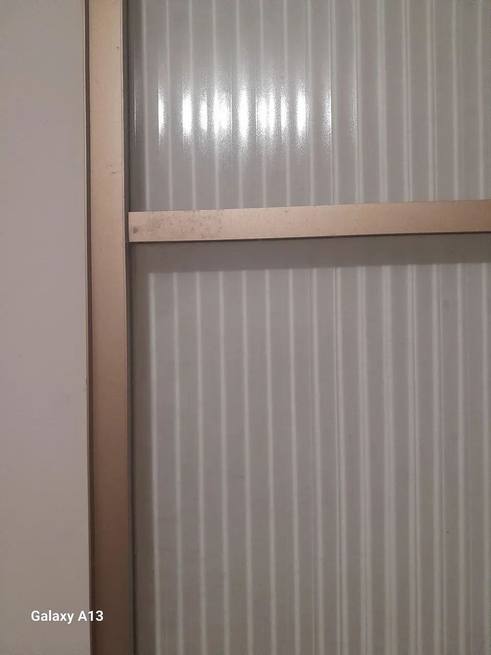 Porta de Vidro canelado com Moldura em Alumínio