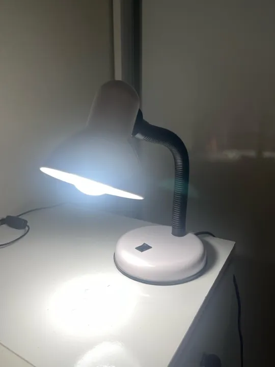 Luminária de mesa branca