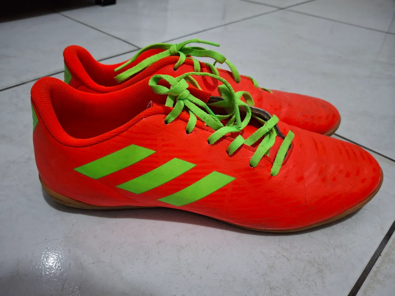 Chuteira Adidas Laranja com Detalhes em Verde