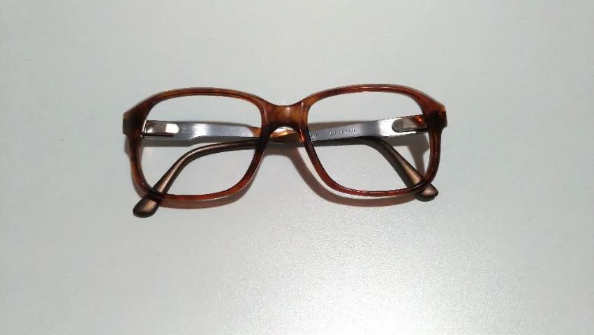 Armação LuxOptical em acetato e metal